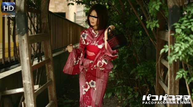 081711-438 Một người phụ nữ đã có chồng xinh đẹp trong bộ yukata